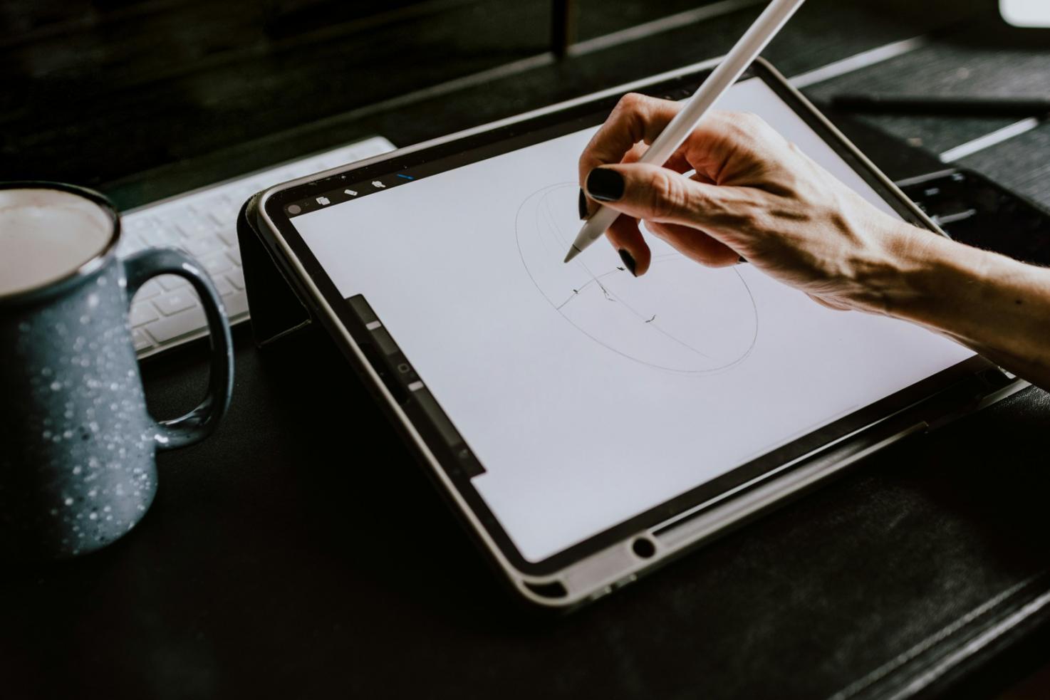 Analyse financière détaillée sur un bureau avec documents et ordinateur