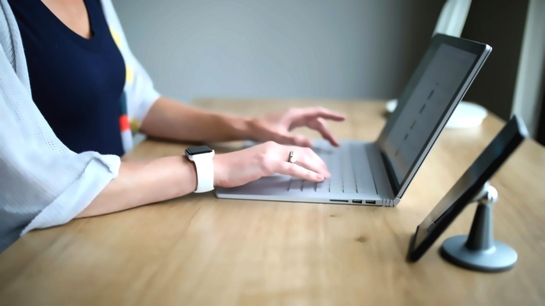 Équipe nurethaqon travaillant sur l'analyse financière d'entreprise