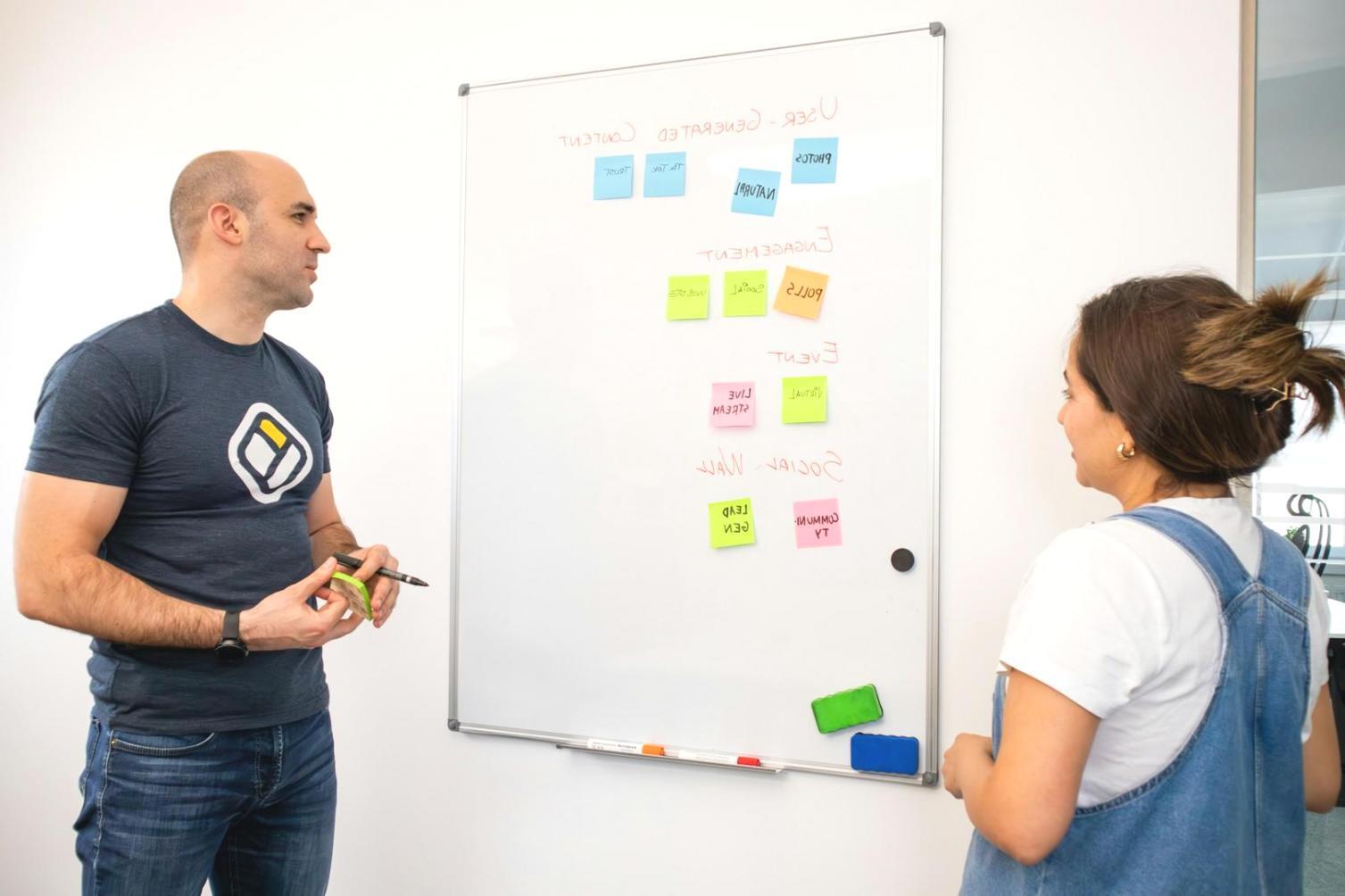 Environnement de travail professionnel avec documents financiers