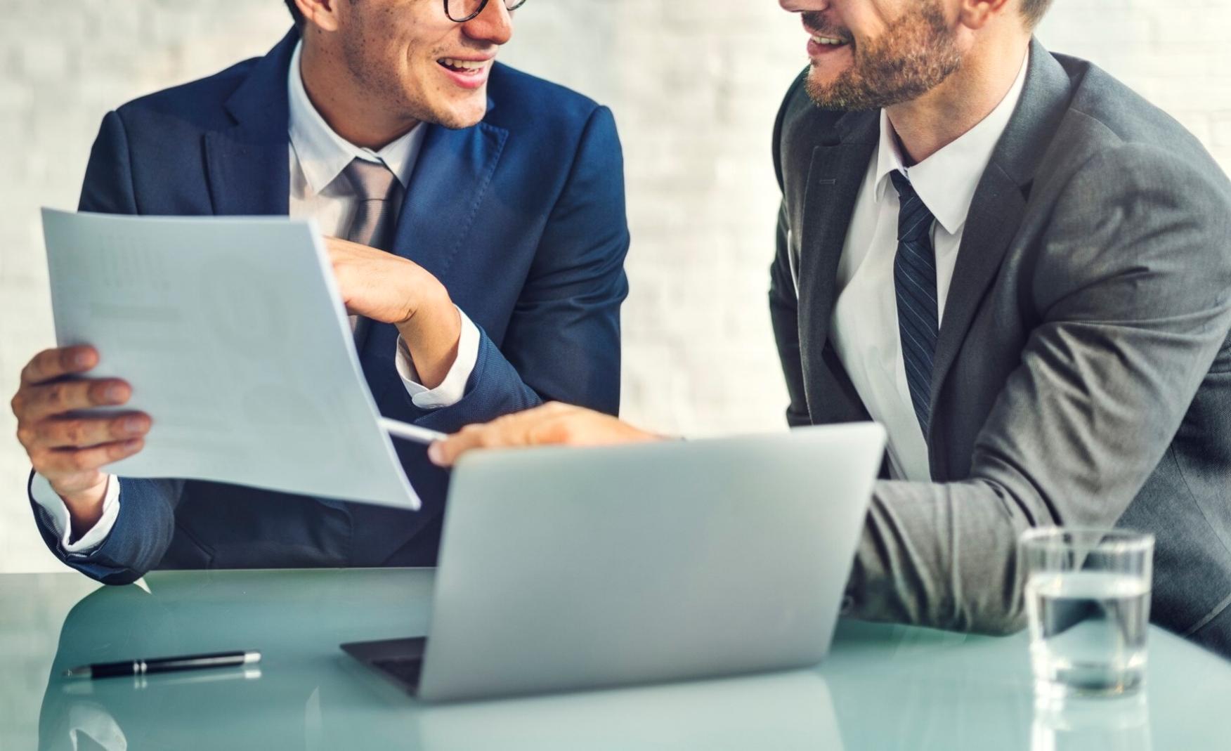 Réunion de travail avec documents financiers et échanges entre collaborateurs